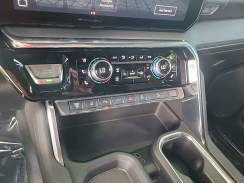 Used 2025 GMC Sierra 2500 Denali w/ Denali Reserve Package AWD/4WD image 23