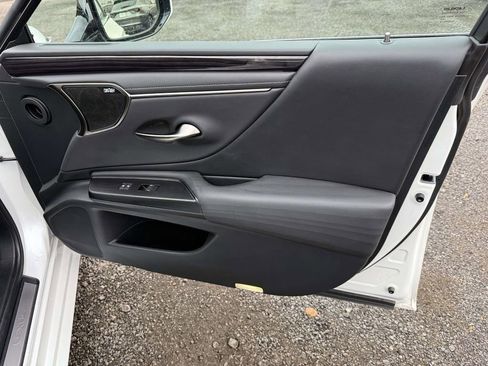 Used 2021 Lexus ES 300h w/ Premium Package image 16