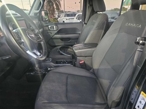 Used 2018 Jeep Wrangler Unlimited Sahara AWD/4WD image 7