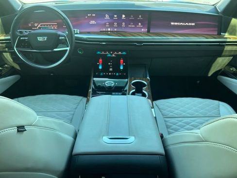 Used 2025 Cadillac Escalade Sport Platinum w/ LPO, Floor Liner Package AWD/4WD image 19