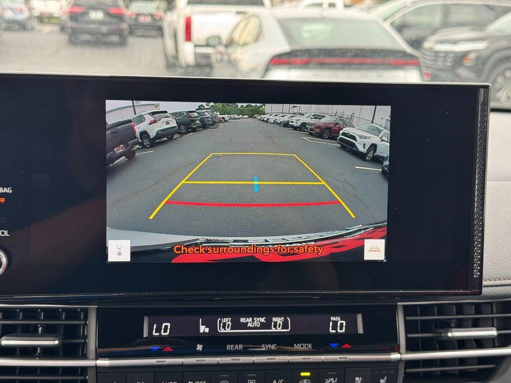 Used 2026 Toyota Sienna Limited FWD image 32