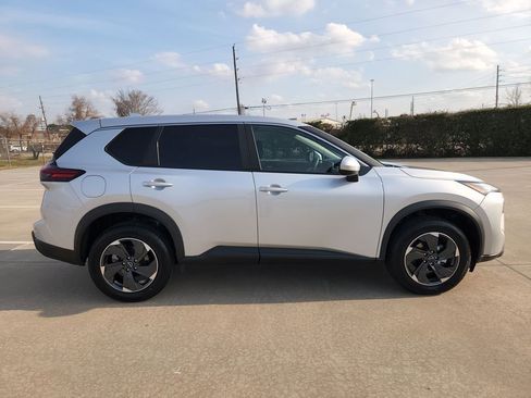 Used 2025 Nissan Rogue SV image 4