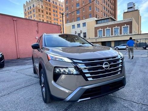 Certified 2024 Nissan Rogue SL w/ SL Premium Package AWD/4WD image 3