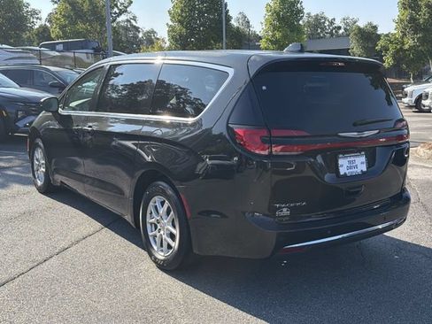 Used 2023 Chrysler Pacifica Touring-L FWD image 6