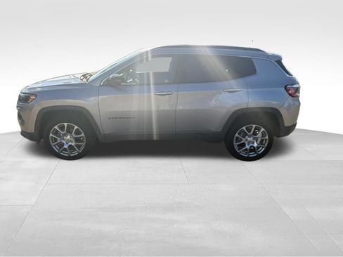 Used 2022 Jeep Compass Latitude w/ Sun and Sound Group AWD/4WD image 5