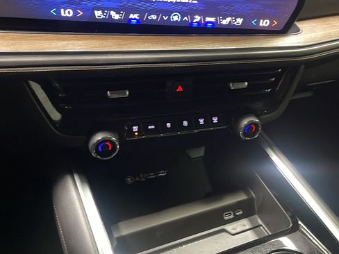 Used 2025 Chevrolet Tahoe High Country AWD/4WD image 10
