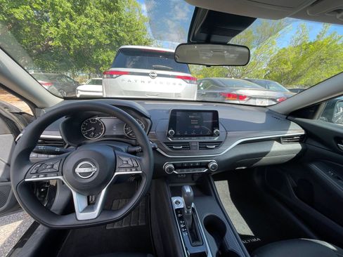 Used 2025 Nissan Altima 2.5 SV image 33