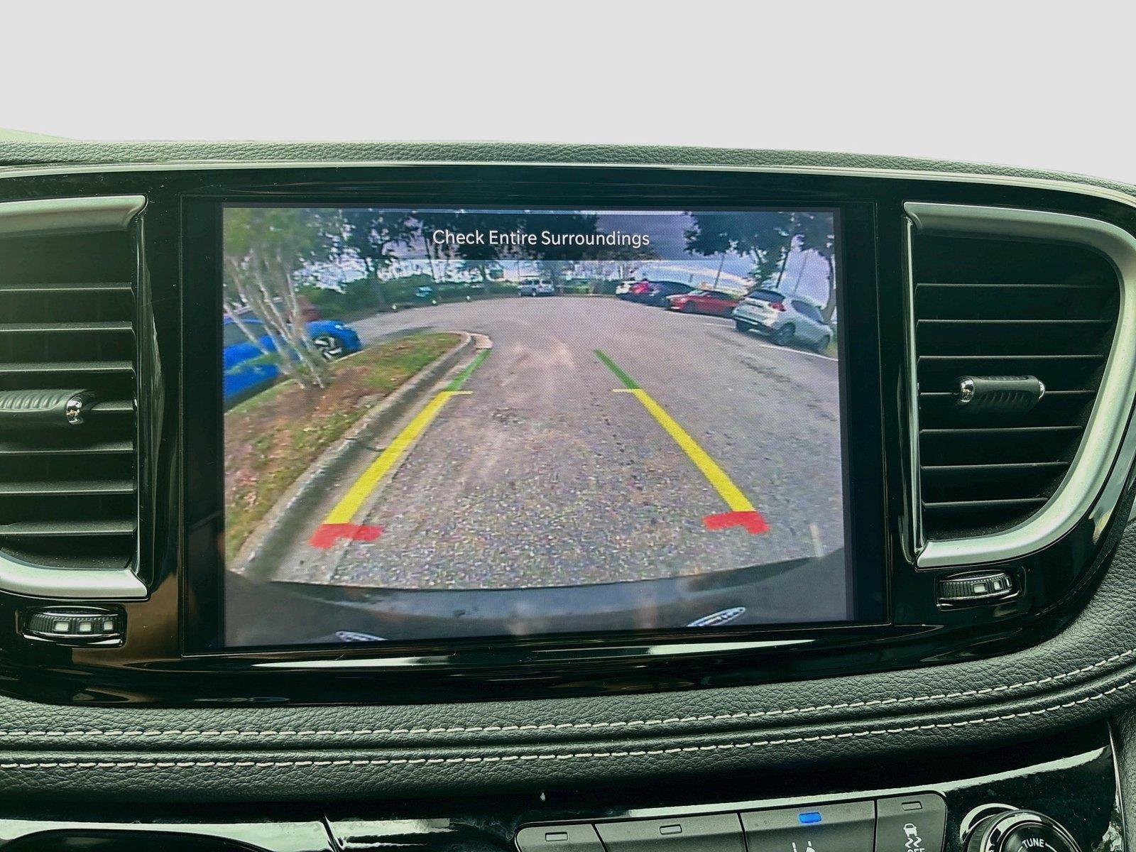 Used 2025 Chrysler Pacifica Limited FWD image 10