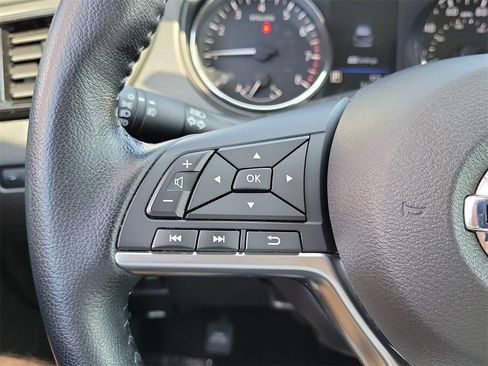 Used 2022 Nissan Rogue Sport SV image 5