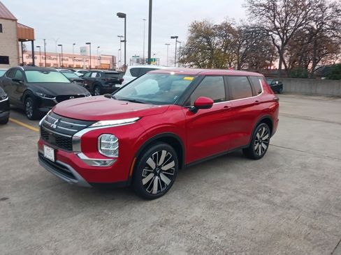 Used 2025 Mitsubishi Outlander SE image 1