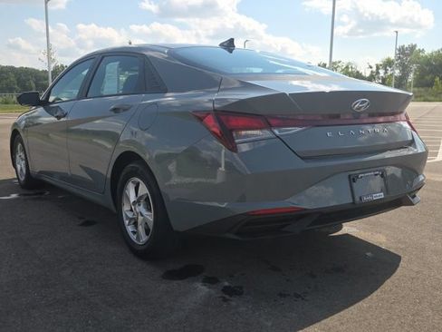 Used 2021 Hyundai Elantra SE FWD image 11