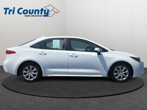 Used 2025 Toyota Corolla LE FWD image 9