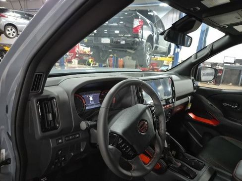 Used 2025 Nissan Frontier PRO-4X image 17