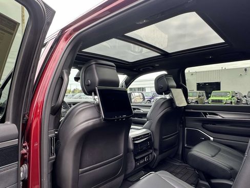 Used 2024 Jeep Wagoneer L Series II AWD/4WD image 17