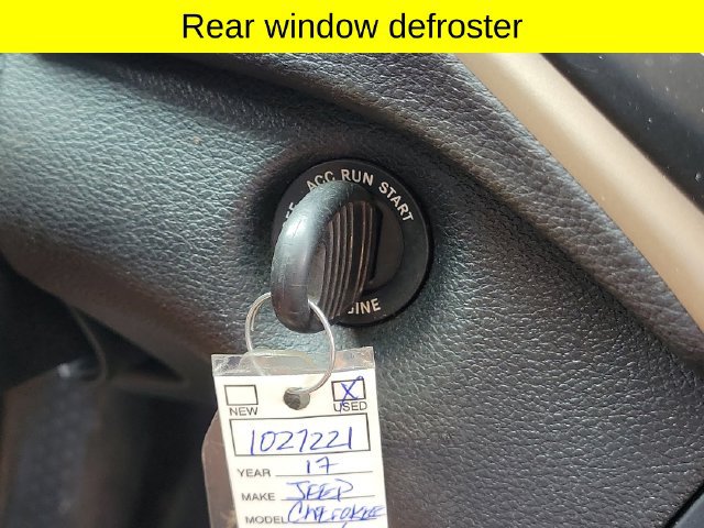 Used 2017 Jeep Cherokee Latitude AWD/4WD image 18