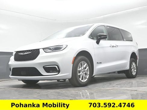 Used 2024 Chrysler Pacifica Touring-L image 14