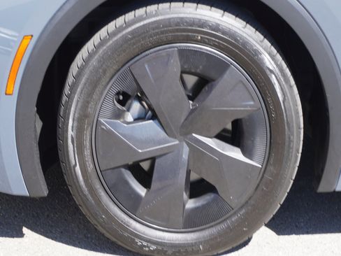 Used 2025 Toyota Prius LE FWD image 7