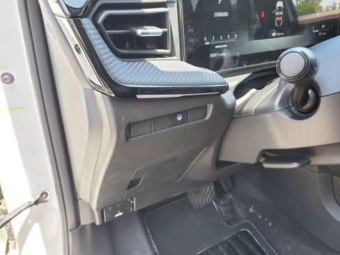 Used 2025 Nissan Kicks SR AWD/4WD image 20