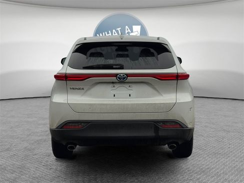 Used 2023 Toyota Venza LE image 8