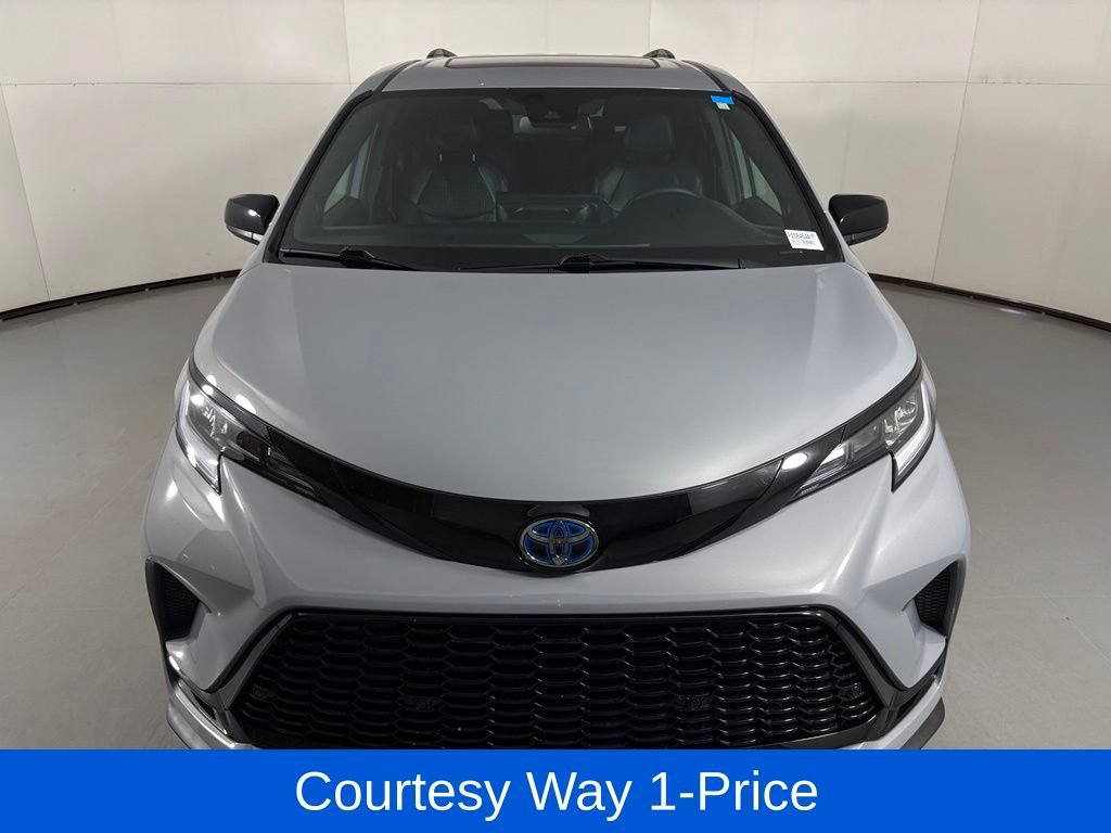 Used 2025 Toyota Sienna XSE AWD/4WD image 4