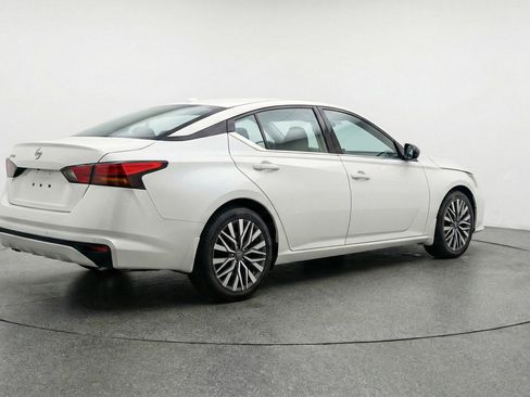 Used 2025 Nissan Altima 2.5 SV FWD image 9