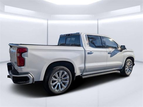 Used 2021 Chevrolet Silverado 1500 High Country w/ Technology Package image 3