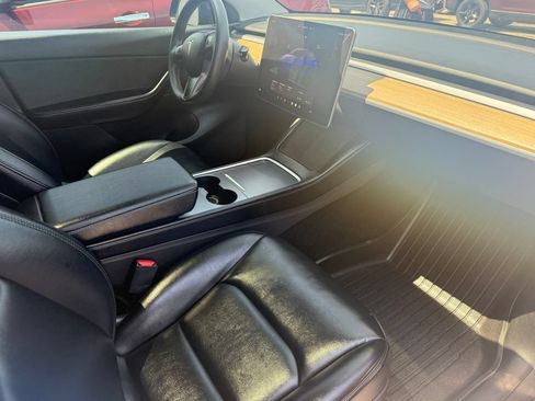 Used 2022 Tesla Model Y Long Range AWD/4WD image 3