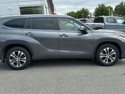 Used 2023 Toyota Highlander XLE FWD image 30