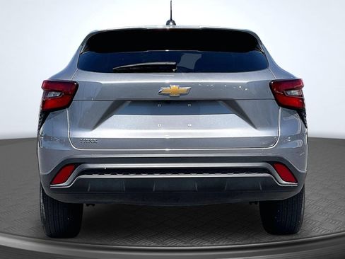 Used 2025 Chevrolet Trax LS FWD image 4
