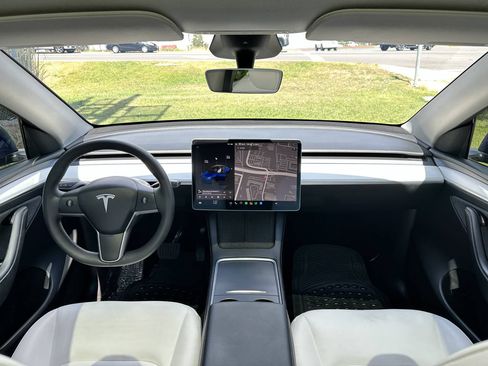 Used 2025 Tesla Model Y Long Range AWD/4WD image 32