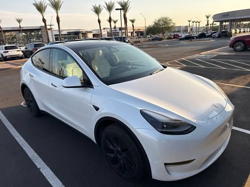 Used 2024 Tesla Model Y Long Range RWD image 3