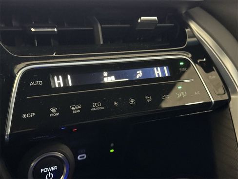 Used 2024 Toyota Venza XLE image 15