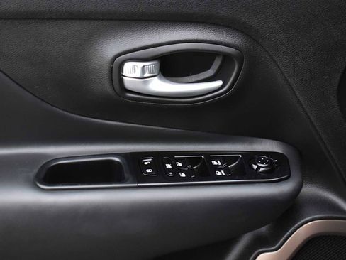 Used 2023 Jeep Renegade Latitude AWD/4WD image 23