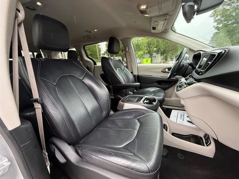 Used 2018 Chrysler Pacifica Touring-L FWD image 25