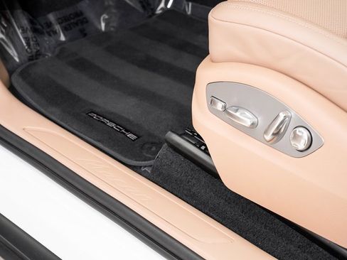 Used 2025 Porsche Macan image 11