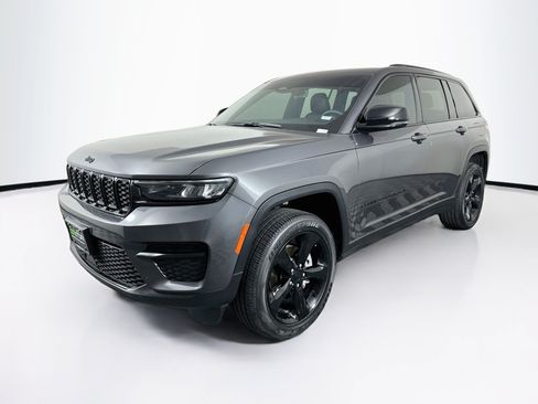 Used 2025 Jeep Grand Cherokee Altitude AWD/4WD image 3
