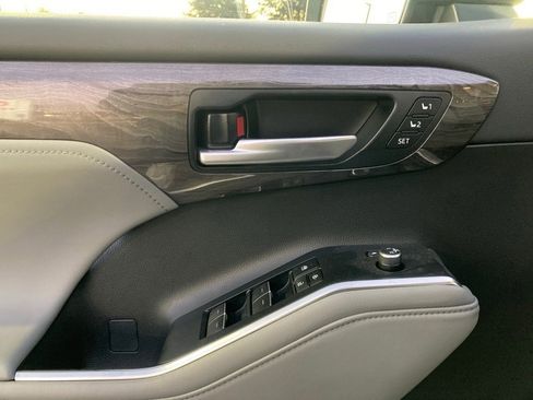 Used 2024 Toyota Highlander Platinum image 13