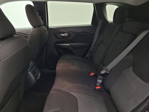 Used 2019 Jeep Cherokee Latitude w/ Popular Appearance Group image 18