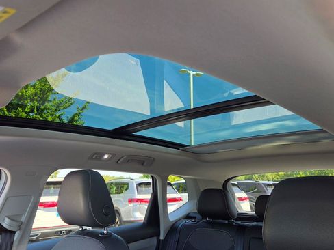 Used 2023 Volkswagen Taos SE w/ Panoramic Sunroof Package FWD image 43