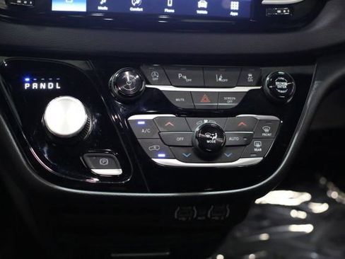 Used 2025 Chrysler Pacifica Select image 14