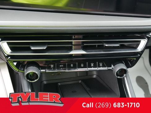 New 2026 Chevrolet Traverse LT w/ Driver Confidence Package AWD/4WD image 31