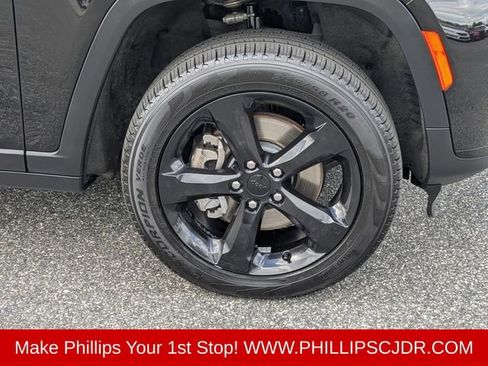 Used 2024 Jeep Grand Cherokee L Limited w/ Black Appearance Package AWD/4WD image 10