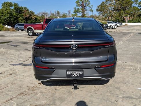 Used 2023 Toyota Crown Limited image 8