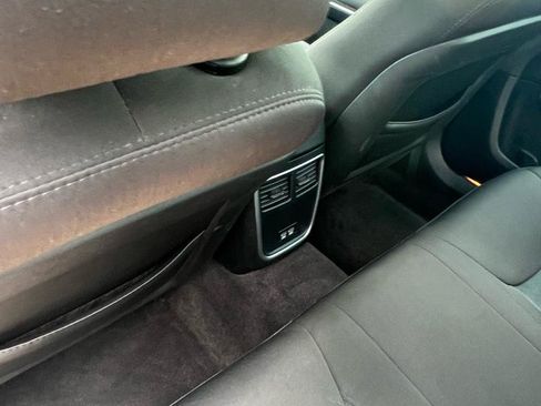 Used 2018 Chrysler 300 Touring RWD image 8
