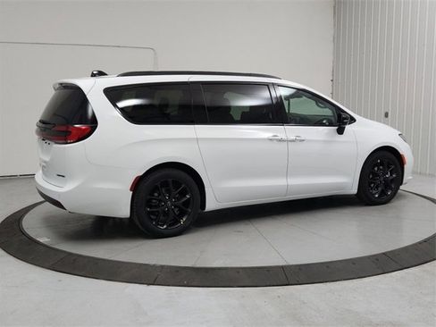 New 2026 Chrysler Pacifica Limited w/ S Appearance Package image 7
