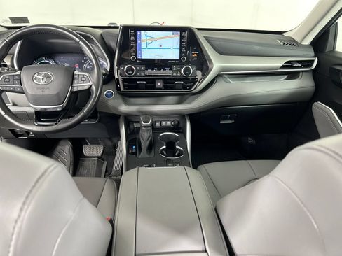 Used 2021 Toyota Highlander XLE AWD/4WD image 19