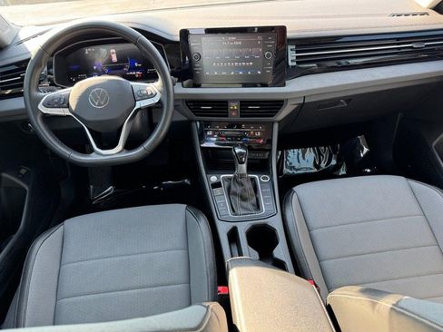 Used 2025 Volkswagen Jetta SE FWD image 11