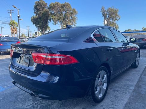 Used 2017 Jaguar XE image 5