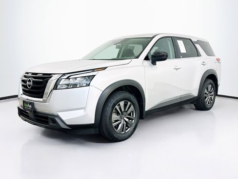Used 2024 Nissan Pathfinder S image 3