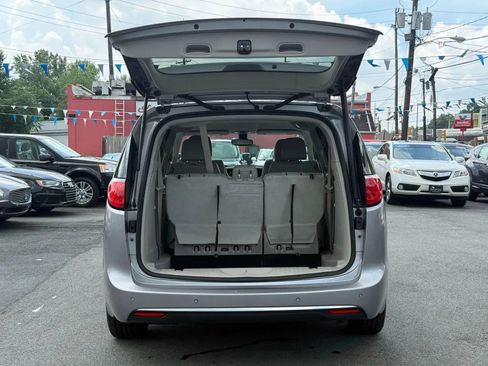 Used 2017 Chrysler Pacifica Touring-L w/ Tire & Wheel Group FWD image 9